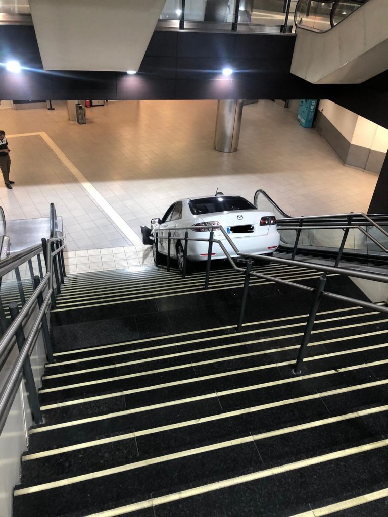 Un coche robado queda atascado en las escaleras del intercambiador de Plaza Elíptica
