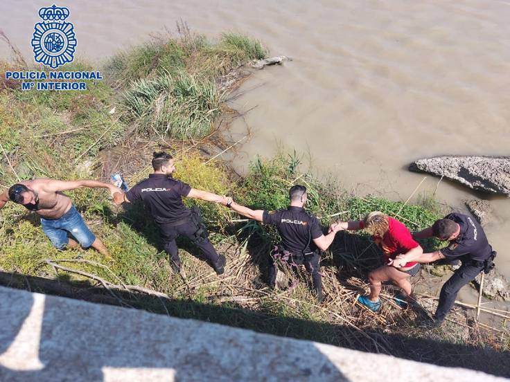 Rescatan con una cadena humana a una mujer que había caído al Guadalquivir