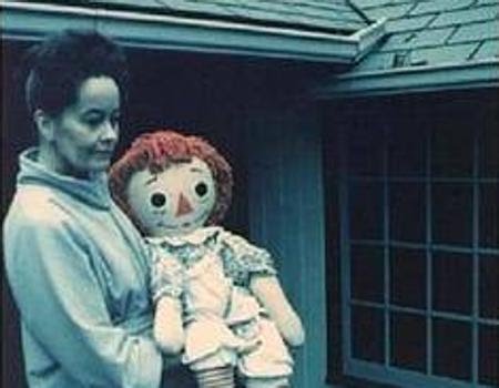 Lorraine Warren Con La Muneca Annabelle