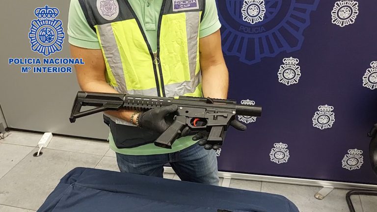La Policía Nacional interviene un subfusil AR9 ensamblado con piezas impresas en 3D