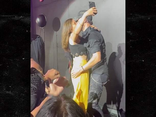 Enrique Iglesias se besa con una fan y le toca el culo