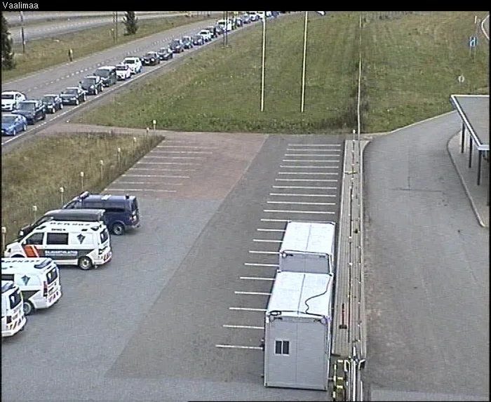 Imagen De Vuelos Agotados Y Hasta 35 Km En La Frontera Con Finlandia Para Salir De Rusia 1 Imagen Camara Gasolinera