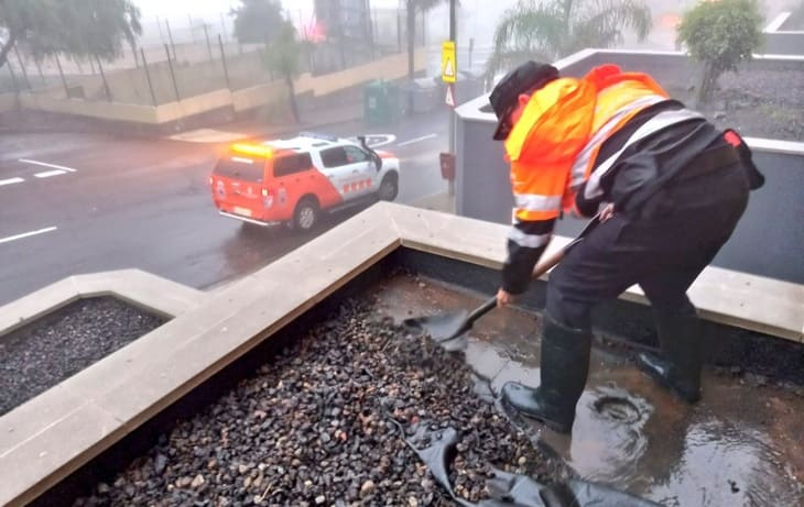 Operario En Tenerife Limpiando Tras Las Lluvias