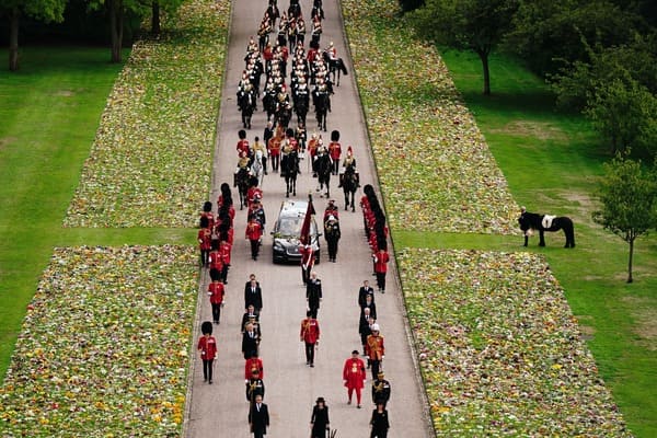 Imagen De La Reina Isabel Ii De Inglaterra Ya Descansa En Windsor Junto Con Su Esposo 1 Comitiva Real Imagen