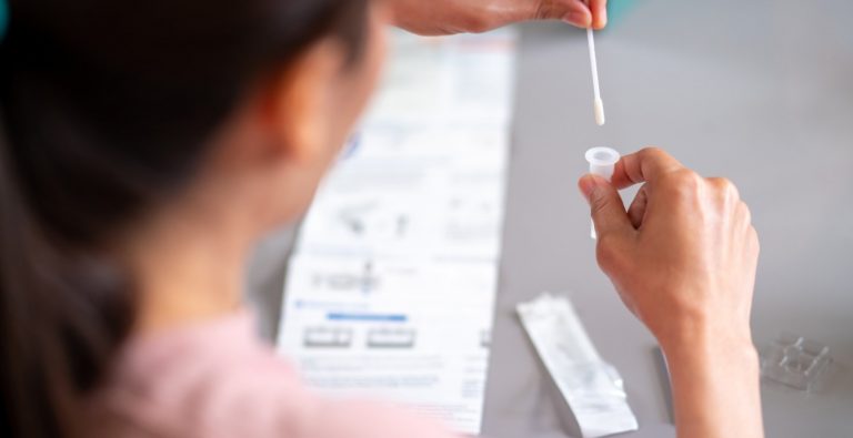Llegan a las farmacias los test combinados para diferenciar entre Covid y gripe