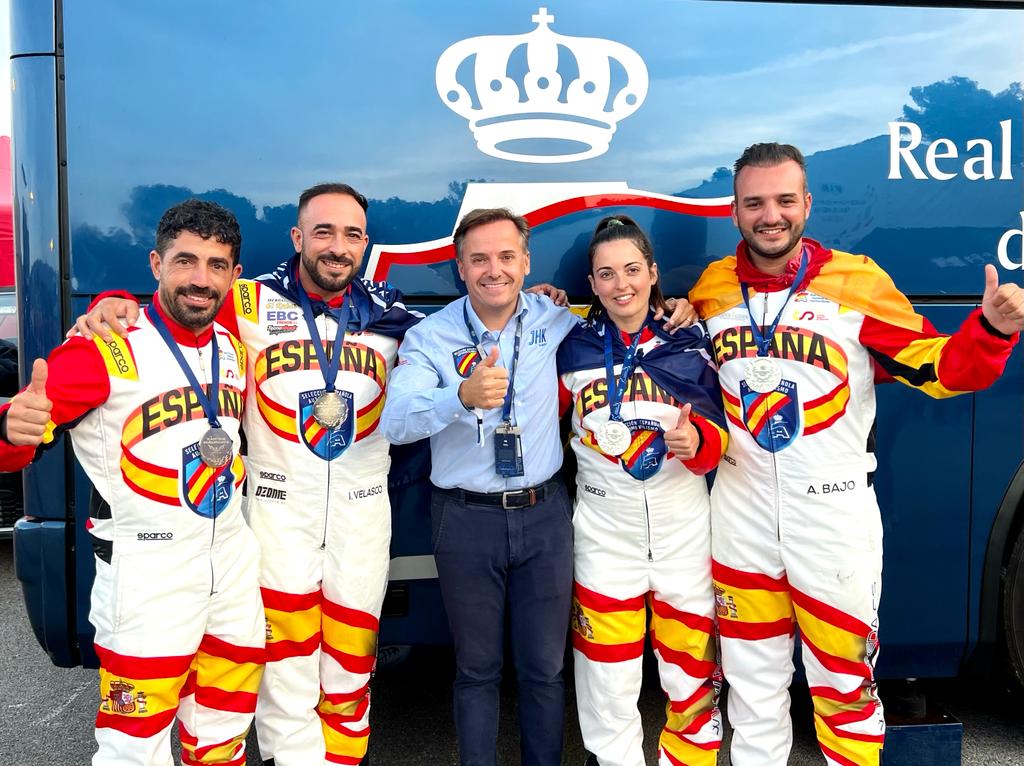 José Manuel, Alba, Álvaro E Ivan En La Entrega De Medallas De Karting Endurance. Récord Para España  