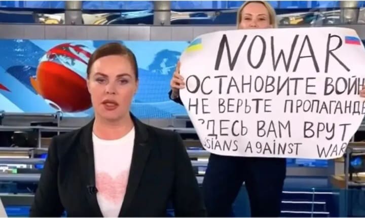 Marina Ovsyannikova Durante La Protesta En Tv