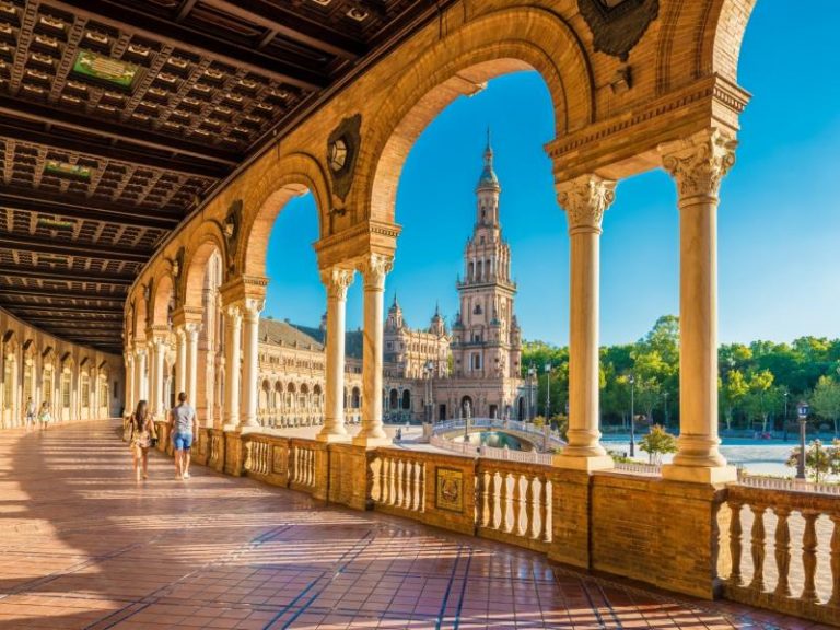 Sevilla aprueba la prohibición de fumar en la Plaza de España y el Parque de María Luisa