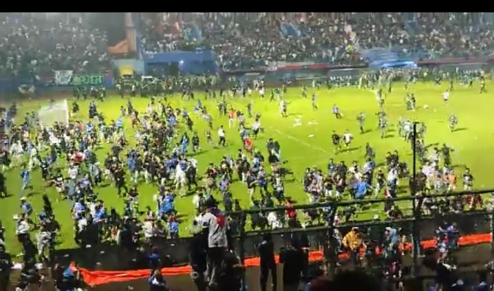 Tragedia en Indonesia: 170 muertos y más de 180 heridos en un partido de fútbol