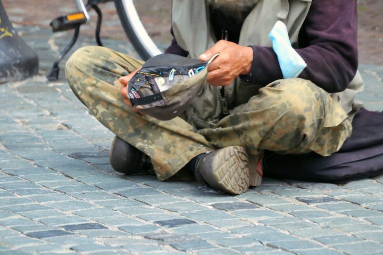 El perfil de las personas sin hogar en España:  menos de 45 años, hombre y con depresión