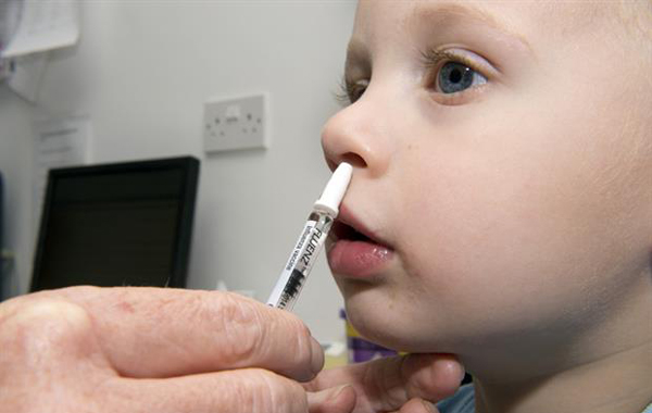 Llega a las farmacias la vacuna intranasal contra la gripe para niños