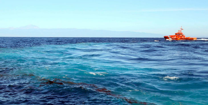 Rescatadas 51 personas de una neumática en la bocana del muelle de Arrecife