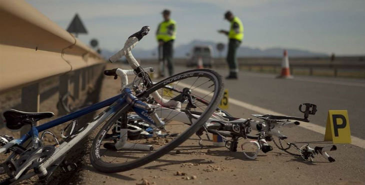 Un ciclista que iba contra dirección muere al chocar con un coche en la A-2