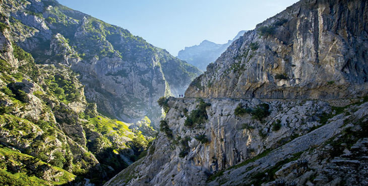 Intensifican la búsqueda de dos montañeros perdidos en Picos de Europa