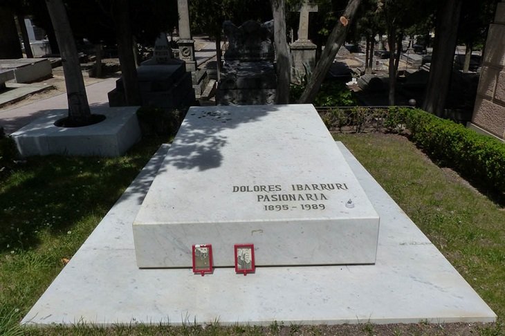 Profanan las tumbas de Pablo Iglesias y de La Pasionaria en la Almudena