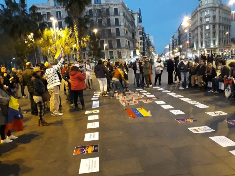 Decenas de personas denuncian en Barcelona la crisis humanitaria en Venezuela
