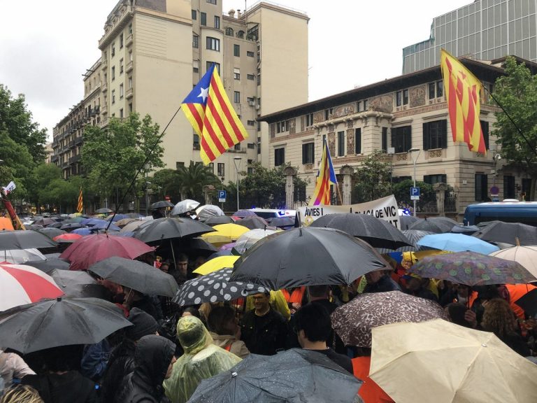 Concentración unitaria del independentismo contra la exclusión de Puigdemont
