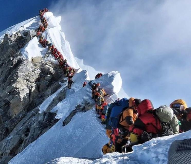 El día que hubo que hacer fila para alcanzar la cima del Everest