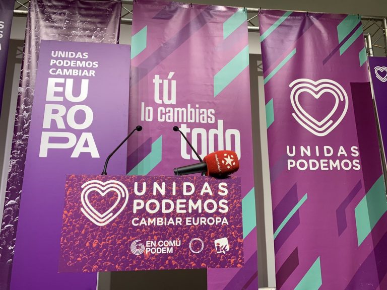 Pablo Iglesias llega al teatro donde Unidas Podemos sigue la noche electoral