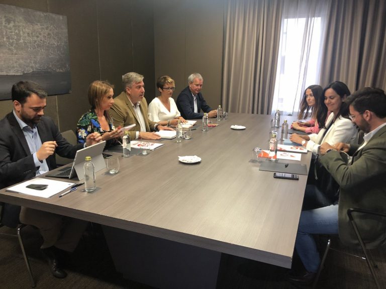 PP y PSOE estudian un documento para «salvar diferencias» en favor del cambio