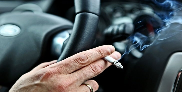 Los Médicos urgen a prohibir fumar en los coches y en las terrazas de bares