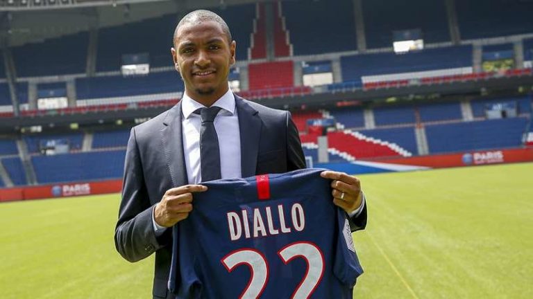 PSG refuerza zona defensiva con francés Abdou Diallo