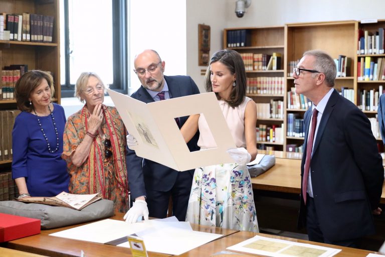 La reina Letizia vive un día de trabajo en la Biblioteca Nacional de España