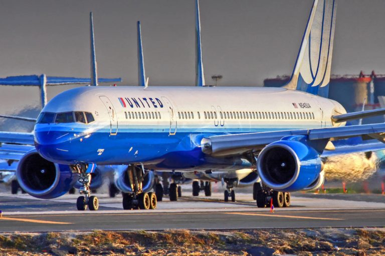 Detuvieron a 2 pilotos de United Airlines por beber alcohol antes del vuelo