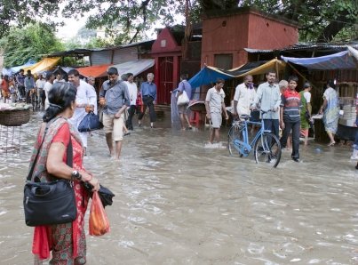 Lluvias monzónicas dejan 250 muertos y miles de desplazados en India
