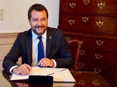 Ministro Salvini mantiene su rechazo a desembarco de Open Arms