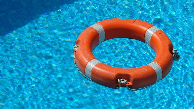 Fallece un hombre de 49 años ahogado en una piscina de El Campello (Alicante)