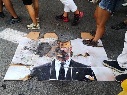 Queman fotos de Felipe VI y Macron en la manifestación de la CUP