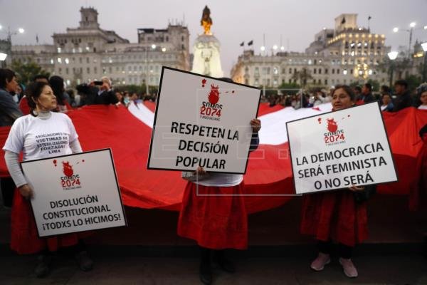Peruanos marcharon en respaldo al cierre del Congreso por Vizcarra
