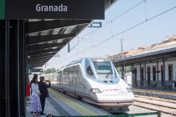 Una avería eléctrica interrumpe el paso de trenes entre Granada y Antequera