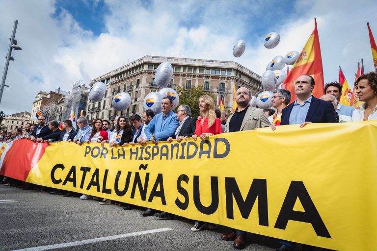 Miles de personas se manifiestan en Barcelona con el apoyo de Cs, PP y Vox