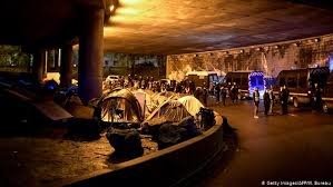 La policía francesa desaloja dos campamentos de migrantes en París