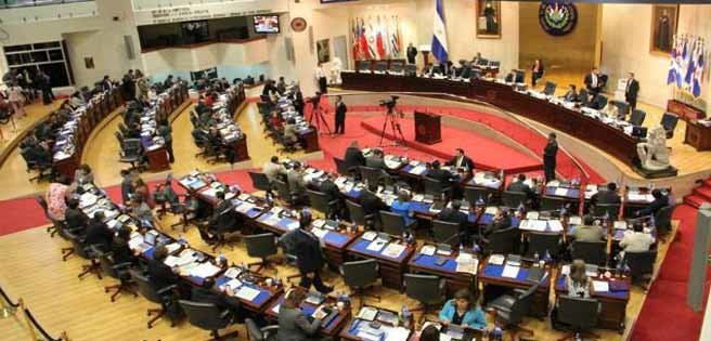 El congreso de El Salvador respaldó la decisión de Bukele de desconocer a Maduro