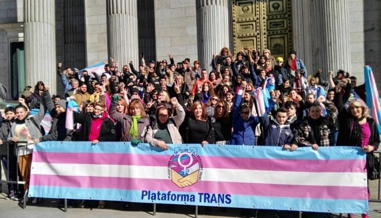 Ferraz traslada a sus colectivos LGTBI el compromiso con las personas trans