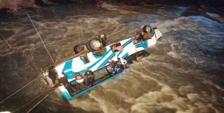 Bus con 60 pasajeros cae a río en Puno, dejando un muerto y tres desaparecidos 