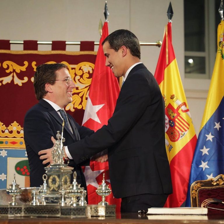 Guaidó recibe la Llave de Oro Madrid como «mandatario legítimo» venezolano