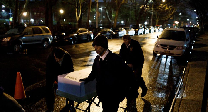 Nueva York coronavirus: El país intensifica uso de ataúdes de cartón para cremaciones