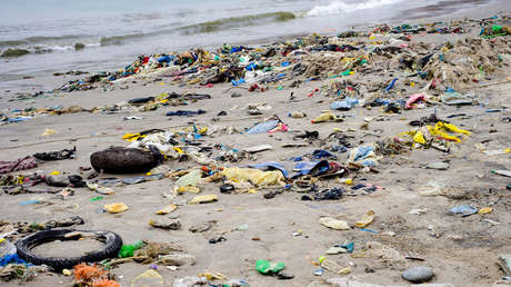 Más plásticos que plancton en la playa canaria de Las Canteras