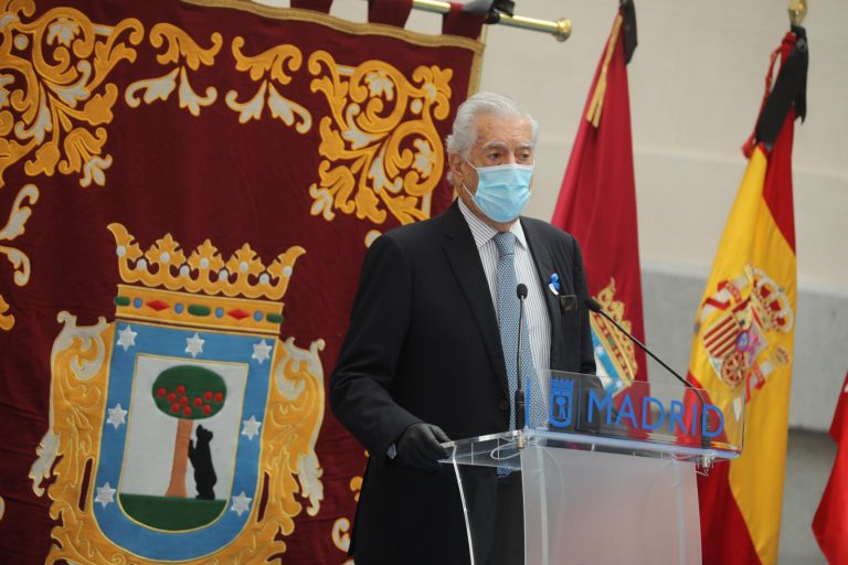 Vargas Llosa honra a un pueblo cosmopolita en mitad de una pandemia medieval