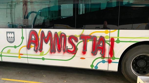 Encapuchados hacen pintadas en un autobús en apoyo a Patxi Ruiz en Azpeitia