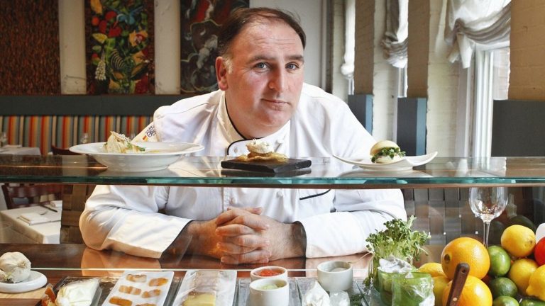 El chef José Andrés detalla al rey su iniciativa que ofrece comidas sociales