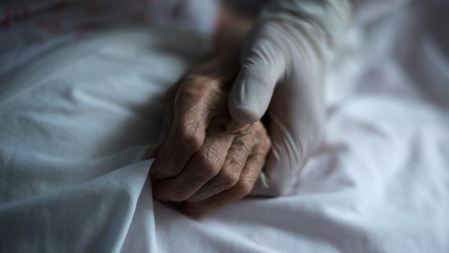 Madrid mandó «por error» el protocolo contrario a derivar a los ancianos a hospitales