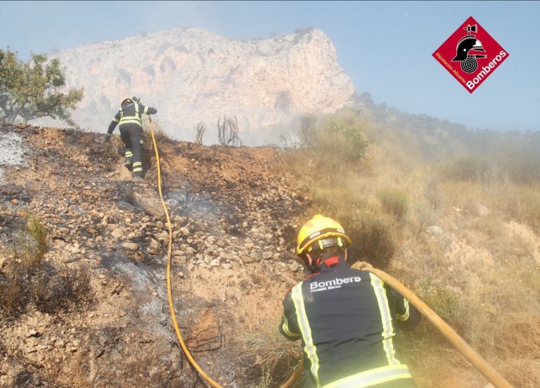 Se unen 3 medios aéreos al incendio de Monóvar, con 140 hectáreas quemadas
