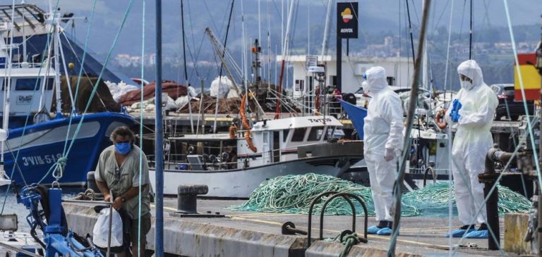 Vuelven a Galicia marineros confinados en Cantabria tras positivo compañeros