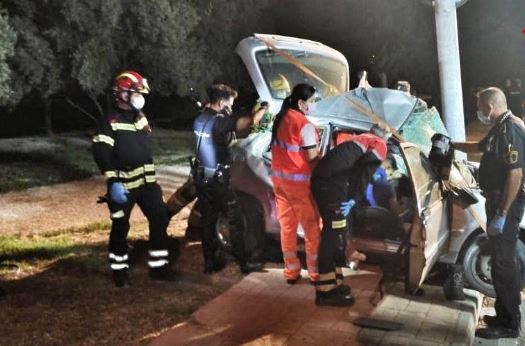 Muere un joven en un accidente contra una farola en Elda (Alicante)