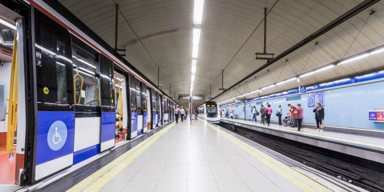 Madrid prohíbe comer en Metro y autobuses interurbanos para evitar contagios